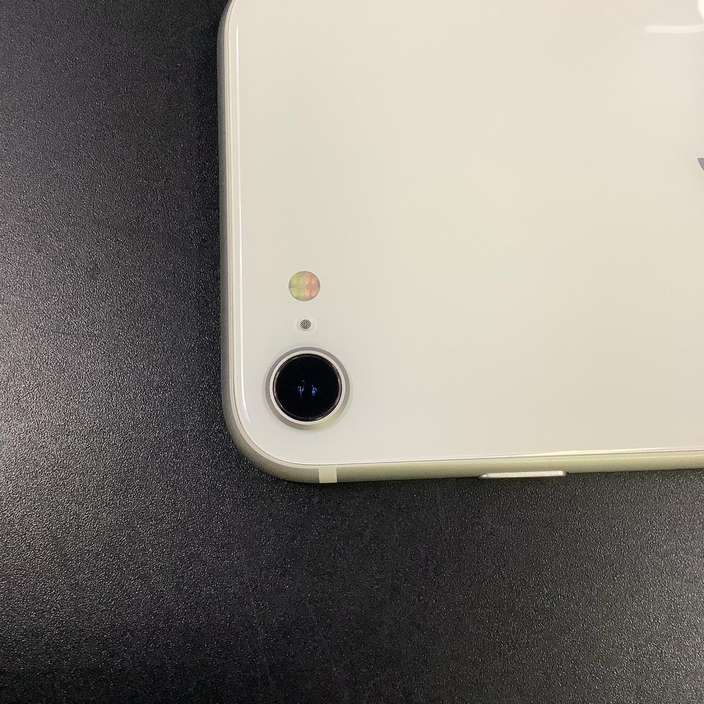 【全額返金保証】【最速発送】Apple iPhone iPhone SE（第2世代） 64GB ホワイト au 白ロム 動作確認済 78%