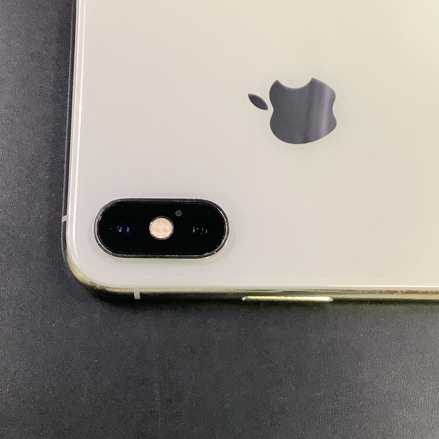 【全額返金保証】【最速発送】Apple iPhone iPhone XS 64GB シルバー docomo 白ロム 動作確認済 78%