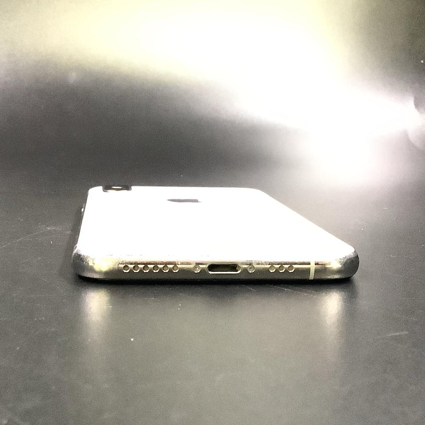 【全額返金保証】【最速発送】Apple iPhone iPhone XS 64GB シルバー docomo 白ロム 動作確認済 78%