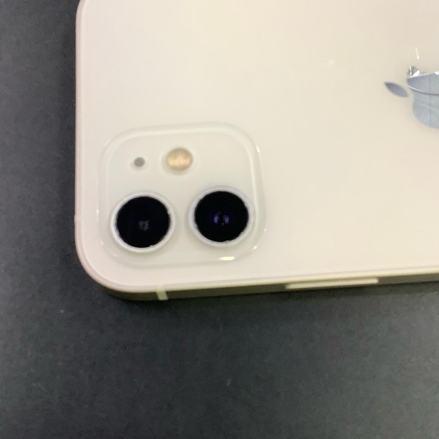 【全額返金保証】【最速発送】Apple iPhone iPhone 12 64GB ホワイト docomo 白ロム 動作確認済 81%