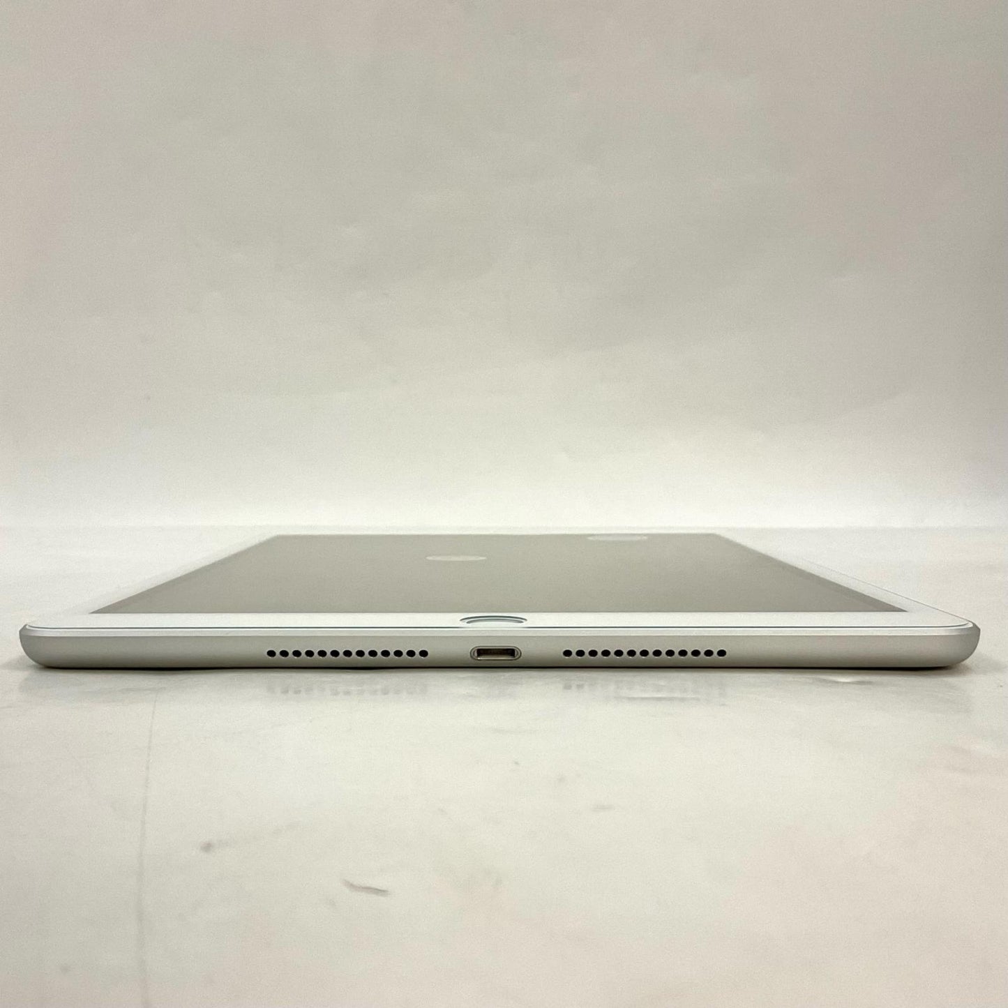 【全額返金保証】【最速発送】Apple iPad iPad 10.2インチ 第8世代 32GB シルバー Wi-Fi 美品 動作確認済