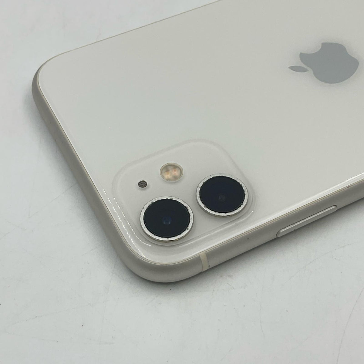 【最速発送】Apple iPhone iPhone 11 128GB ホワイト docomo 白ロム【難有】 70%