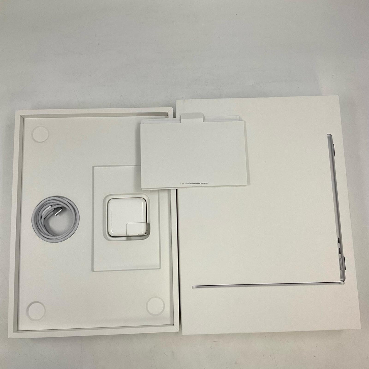 【全額返金保証】【最速発送】Apple MacBook Air 13インチ 2025 Apple M4 16GB 256GB シルバー 100% 美品 動作確認済