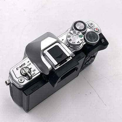 【全額返金保証】【最速発送】OLYMPUS デジタル一眼 OM-D E-M10 Mark IV ボディ シルバー 超美品 動作確認済