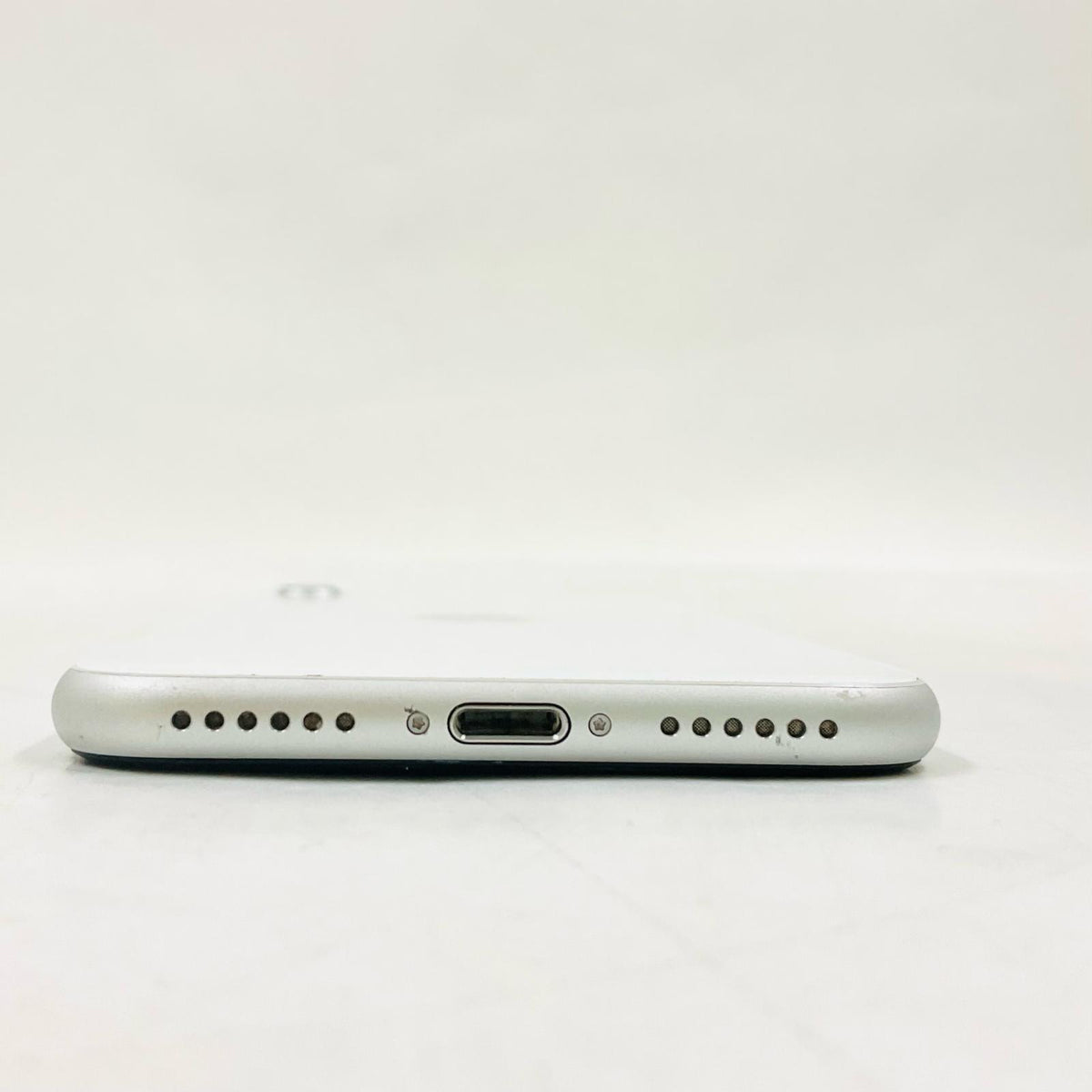 【全額返金保証】【最速発送】Apple iPhone iPhone SE（第2世代） 64GB スターライト docomo SIMフリー 白ロム 動作確認済 74%