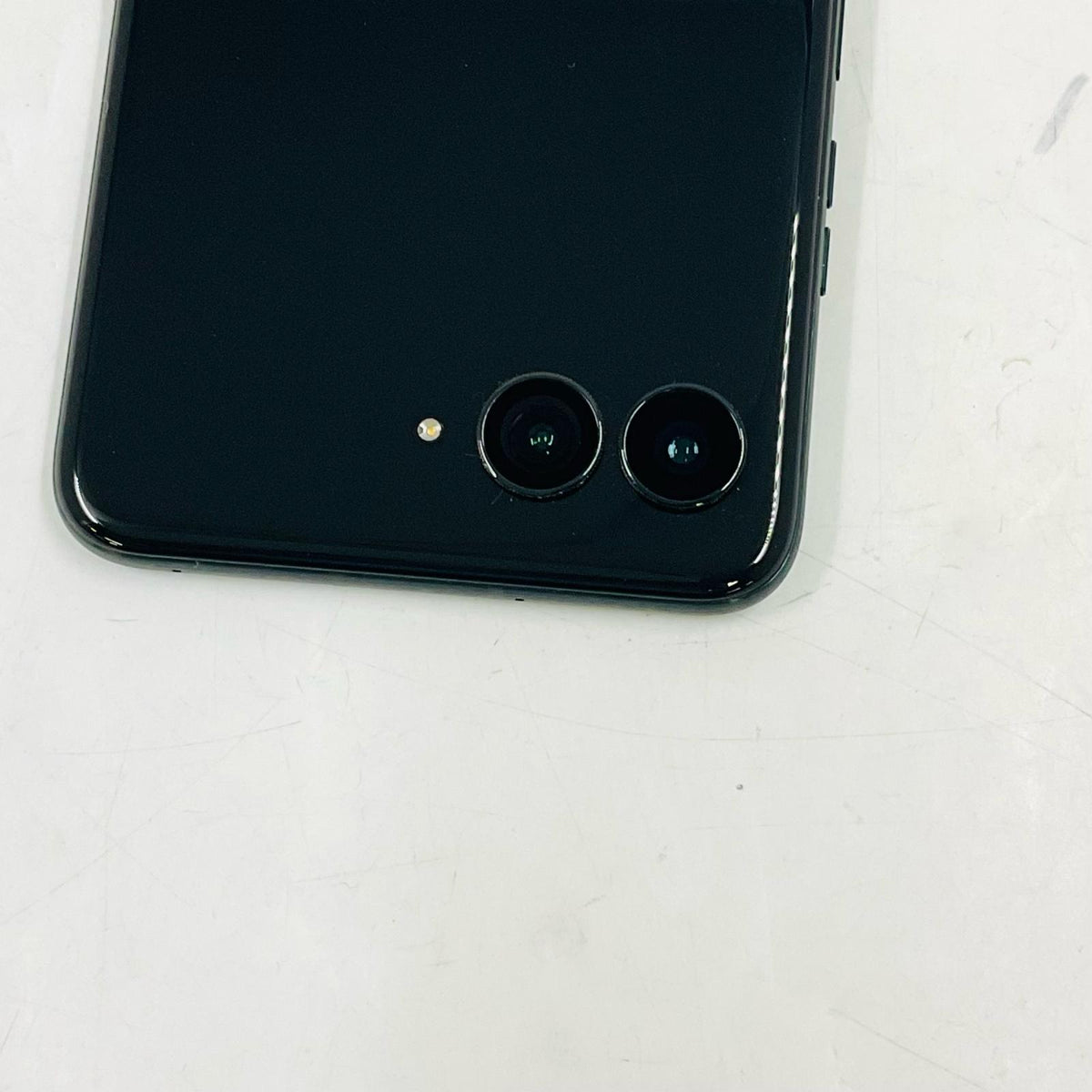 【全額返金保証】【最速発送】Motorola razr 60 ultra 512GB pantone — スカラブ SIMフリー XT2551-7 白ロム 美品 動作確認済