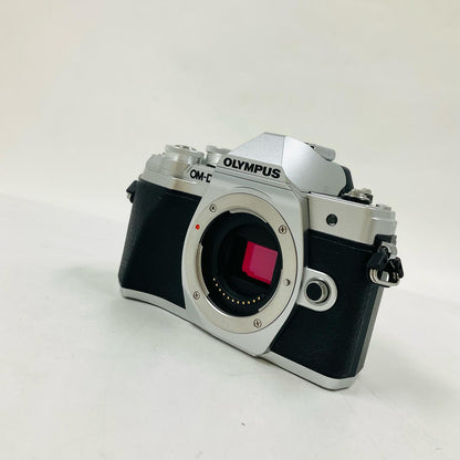 【全額返金保証】【最速発送】OLYMPUS デジタル一眼 OM-D E-M10 Mark III ボディ [シルバー] 美品 動作確認済