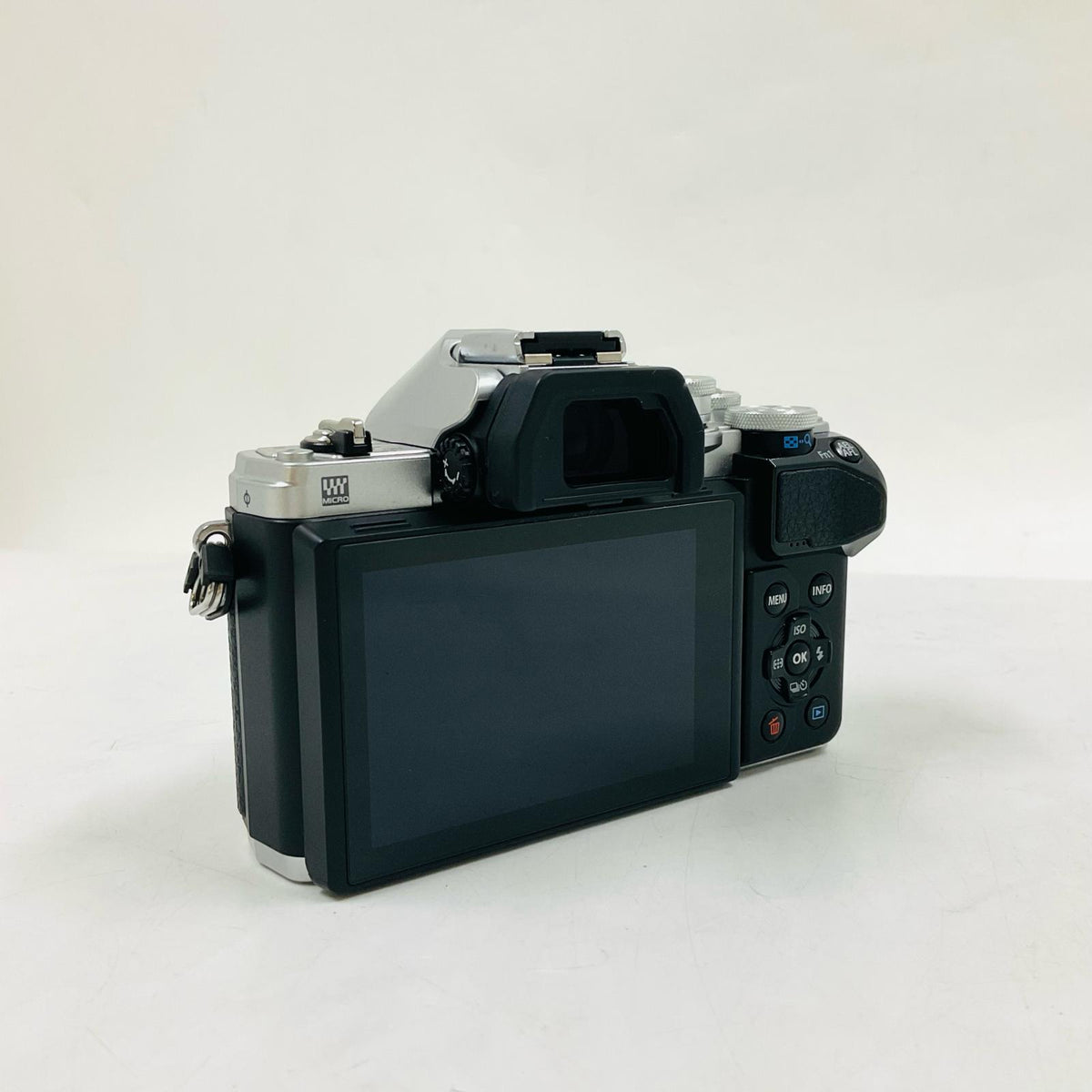 【全額返金保証】【最速発送】OLYMPUS デジタル一眼 OM-D E-M10 Mark III ボディ [シルバー] 美品 動作確認済