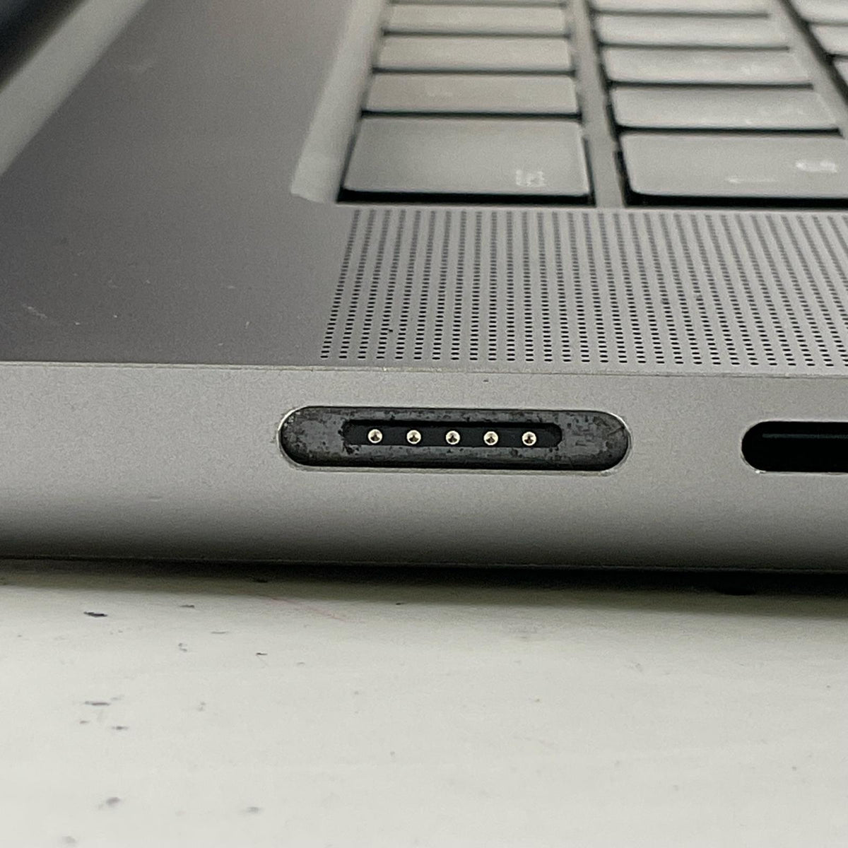 【最速発送】Apple MacBook Pro 16インチ 2021 M1 Pro 10コア 16GB 1TB スペースグレイ 90%【難有】