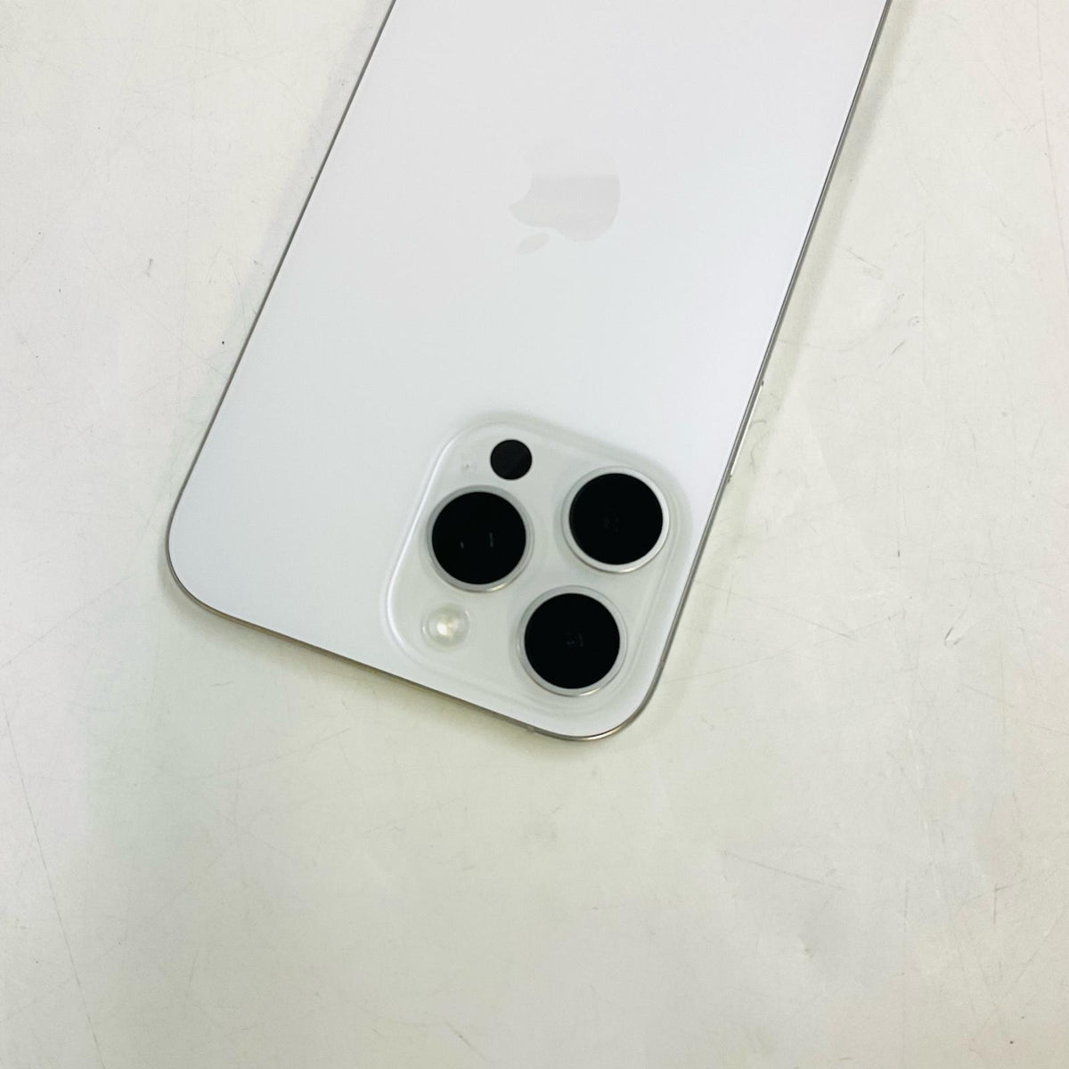 【全額返金保証】【最速発送】Apple iPhone iPhone 16 Pro Max 256GB ホワイトチタニウム au SIMフリー 白ロム 美品 動作確認済 94%