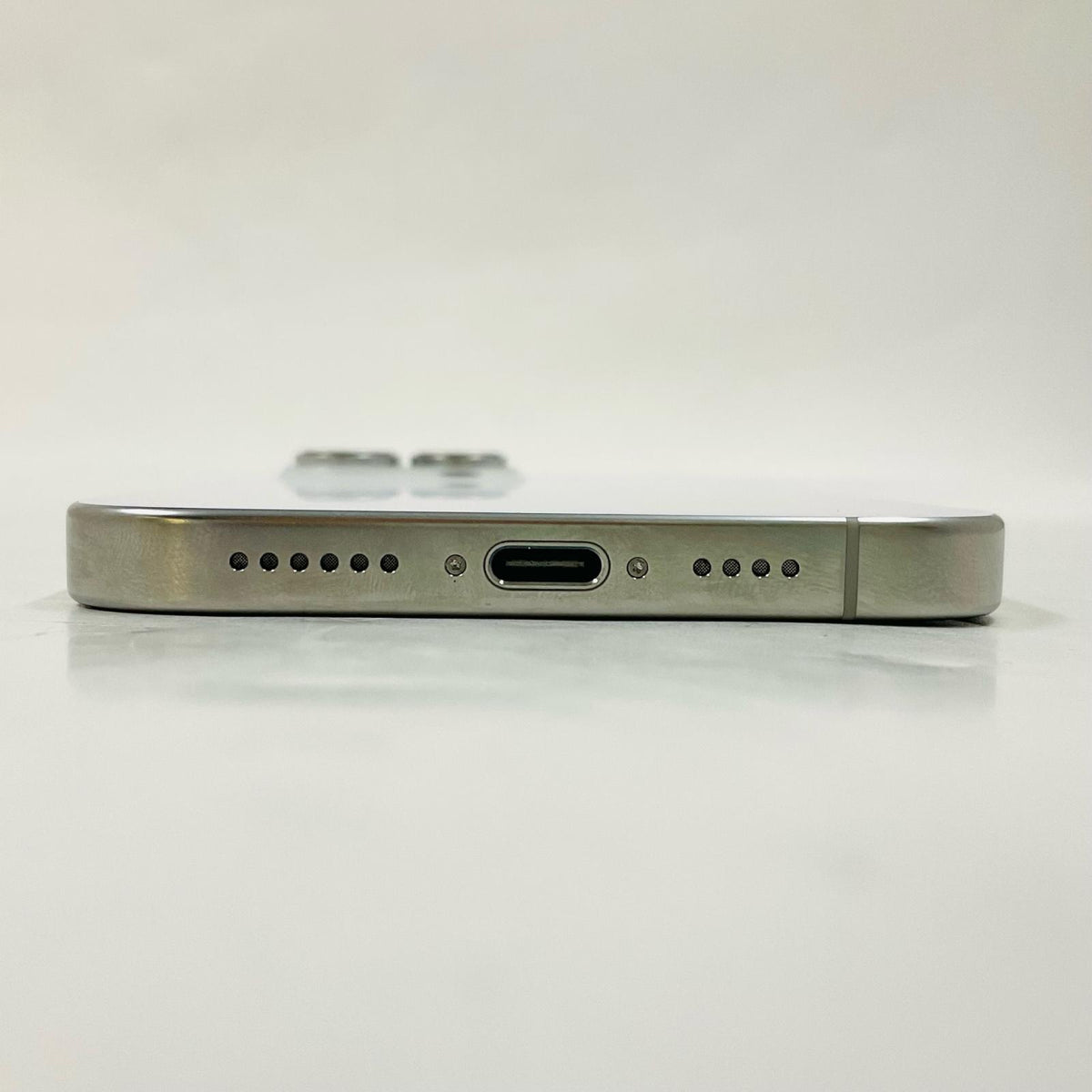 【全額返金保証】【最速発送】Apple iPhone iPhone 16 Pro Max 256GB ホワイトチタニウム au SIMフリー 白ロム 美品 動作確認済 94%