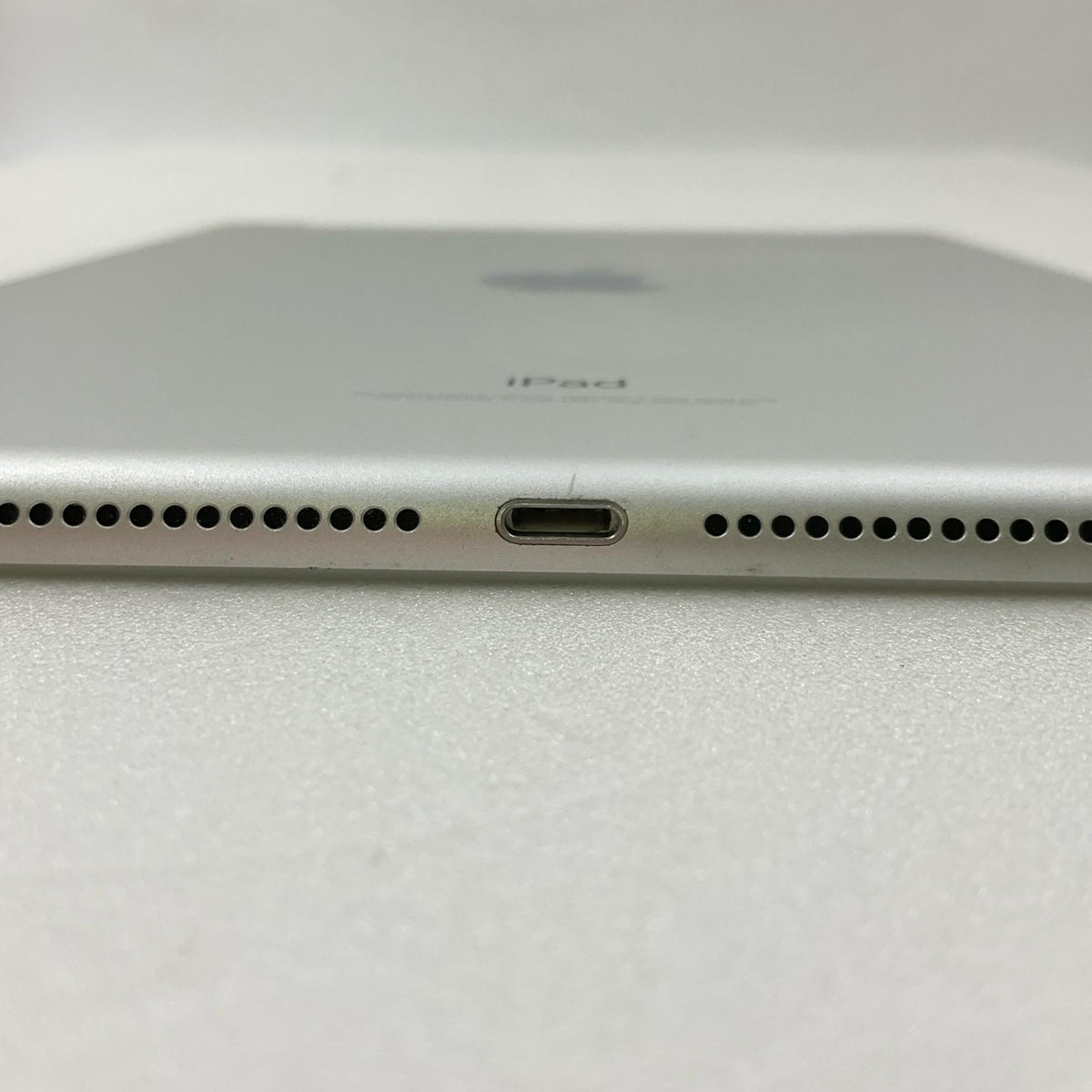 【全額返金保証】【最速発送】Apple iPad iPad 9.7インチ 第6世代 32GB シルバー WiFi+Cellular docomo 白ロム 美品 動作確認済