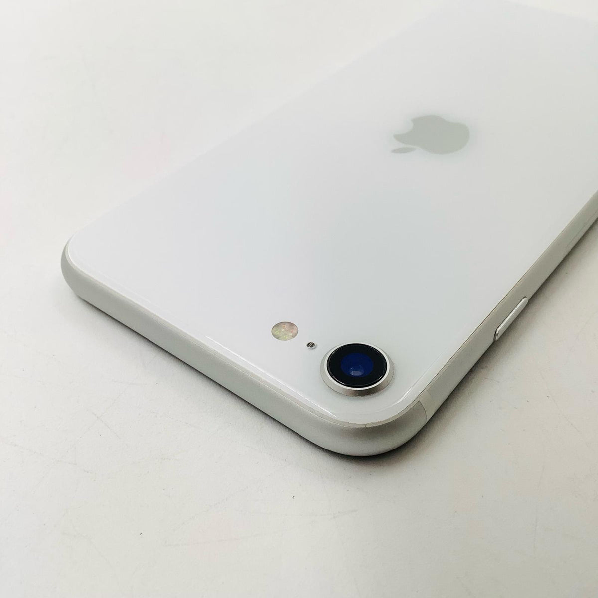 【全額返金保証】【最速発送】Apple iPhone iPhone SE（第2世代） 64GB ホワイト docomo 白ロム 美品 動作確認済 82%
