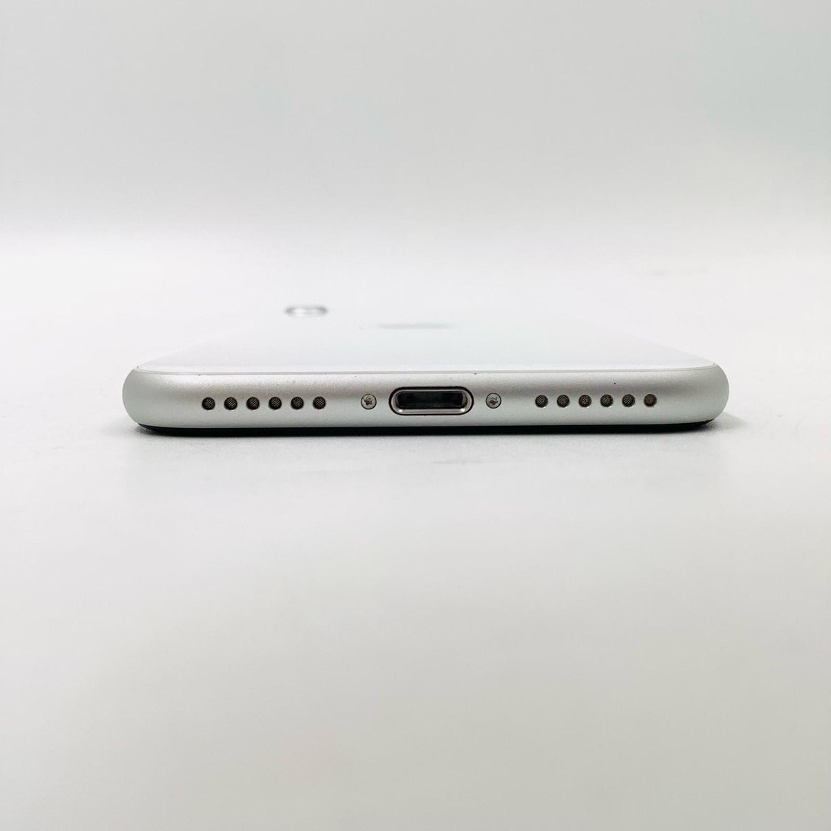 【全額返金保証】【最速発送】Apple iPhone iPhone SE（第2世代） 64GB ホワイト docomo 白ロム 美品 動作確認済 82%