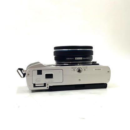 【全額返金保証】【最速発送】OLYMPUS デジタル一眼 PEN E-P7 14-42mm EZレンズキット シルバー 美品 動作確認済