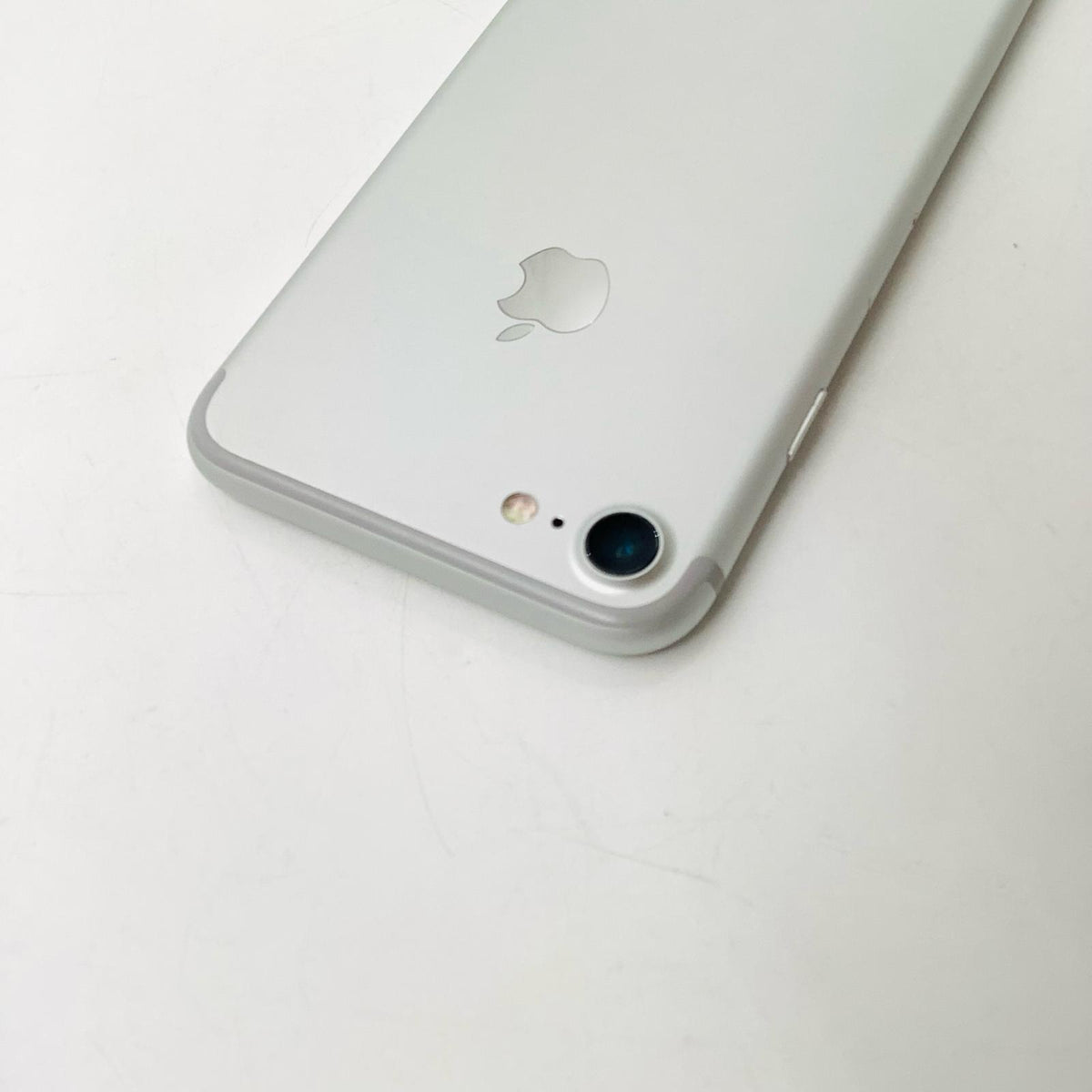 【全額返金保証】【最速発送】Apple iPhone iPhone 7 32GB シルバー au SIMフリー 白ロム 美品 動作確認済 91%
