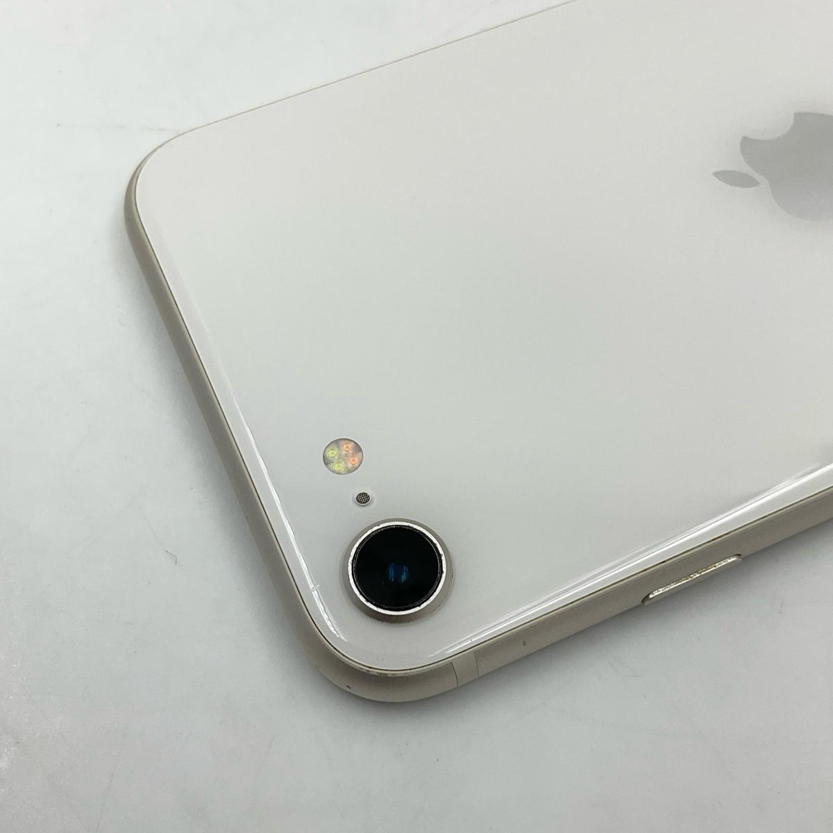 【最速発送】Apple iPhone iPhone SE（第3世代） 64GB スターライト au 白ロム【難有】 82%