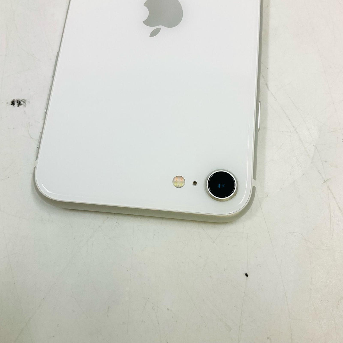 【全額返金保証】【最速発送】Apple iPhone iPhone SE（第2世代） 64GB ホワイト au 白ロム 動作確認済 79%