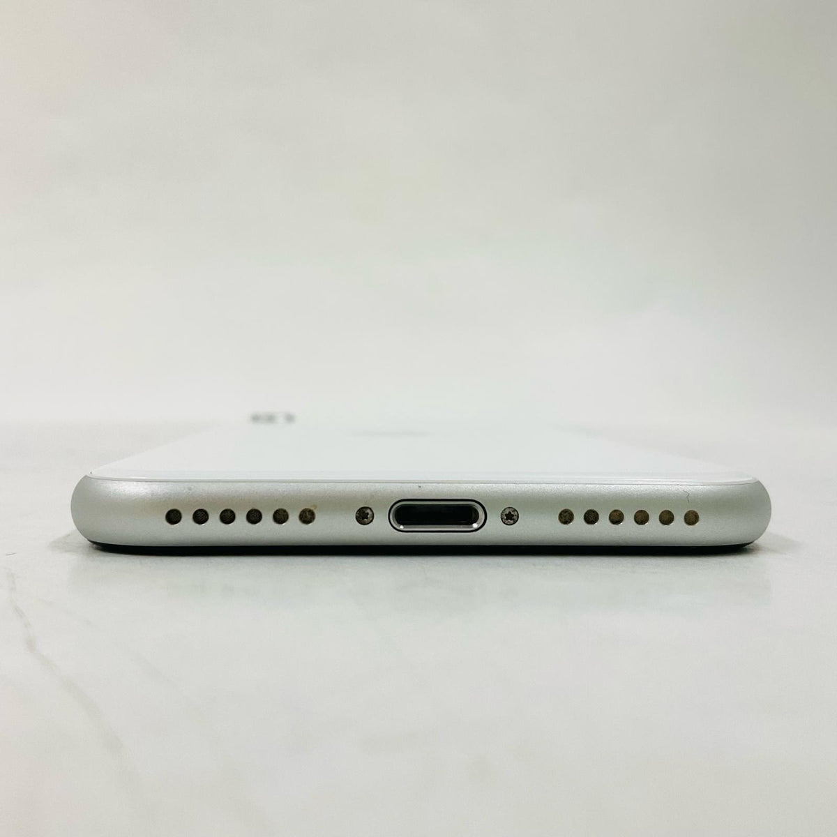 【全額返金保証】【最速発送】Apple iPhone iPhone SE（第2世代） 64GB ホワイト au 白ロム 動作確認済 79%