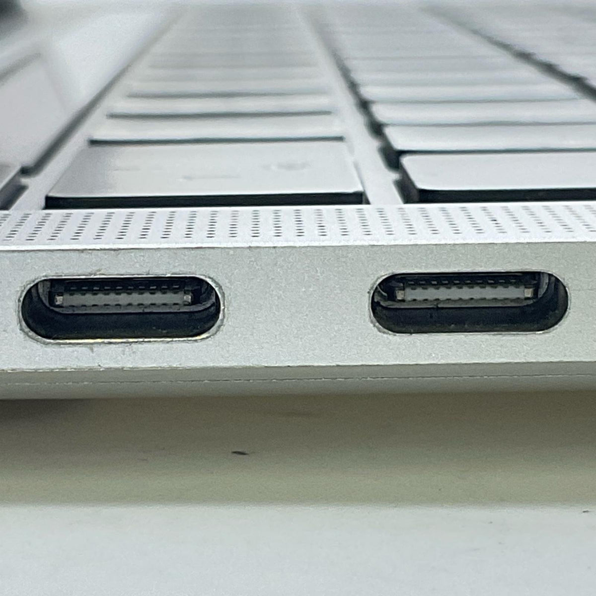 【全額返金保証】【最速発送】Apple MacBook Pro 13インチ 2022 M2 8コア 16GB 256GB シルバー 88% 動作確認済