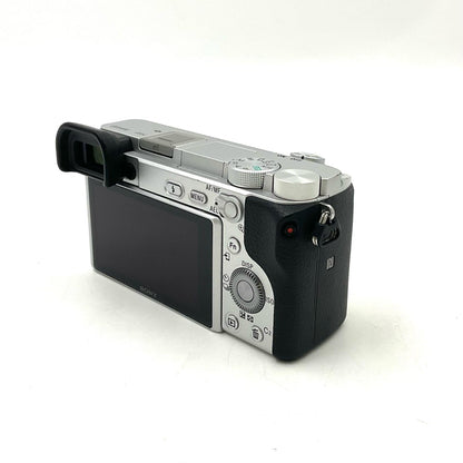 【全額返金保証】【最速発送】Sony デジタル一眼 α6400 ILCE-6400 ボディ シルバー 美品 動作確認済