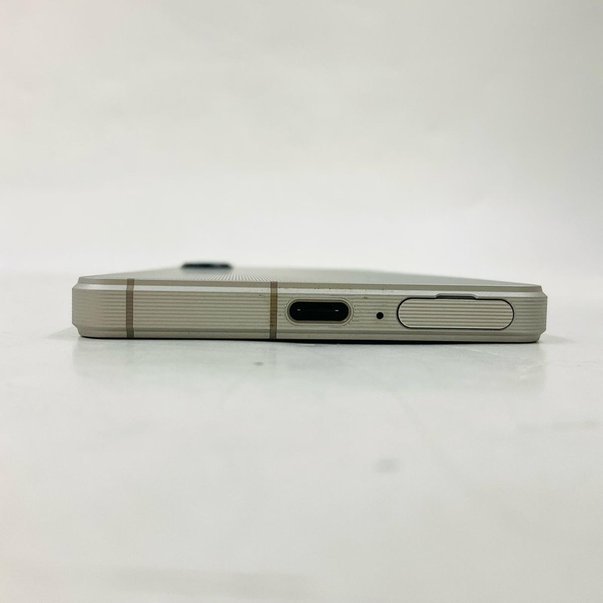 【最速発送】Sony Xperia 1 V 256GB プラチナシルバー docomo SIMフリー S0-51D 白ロム【難有】
