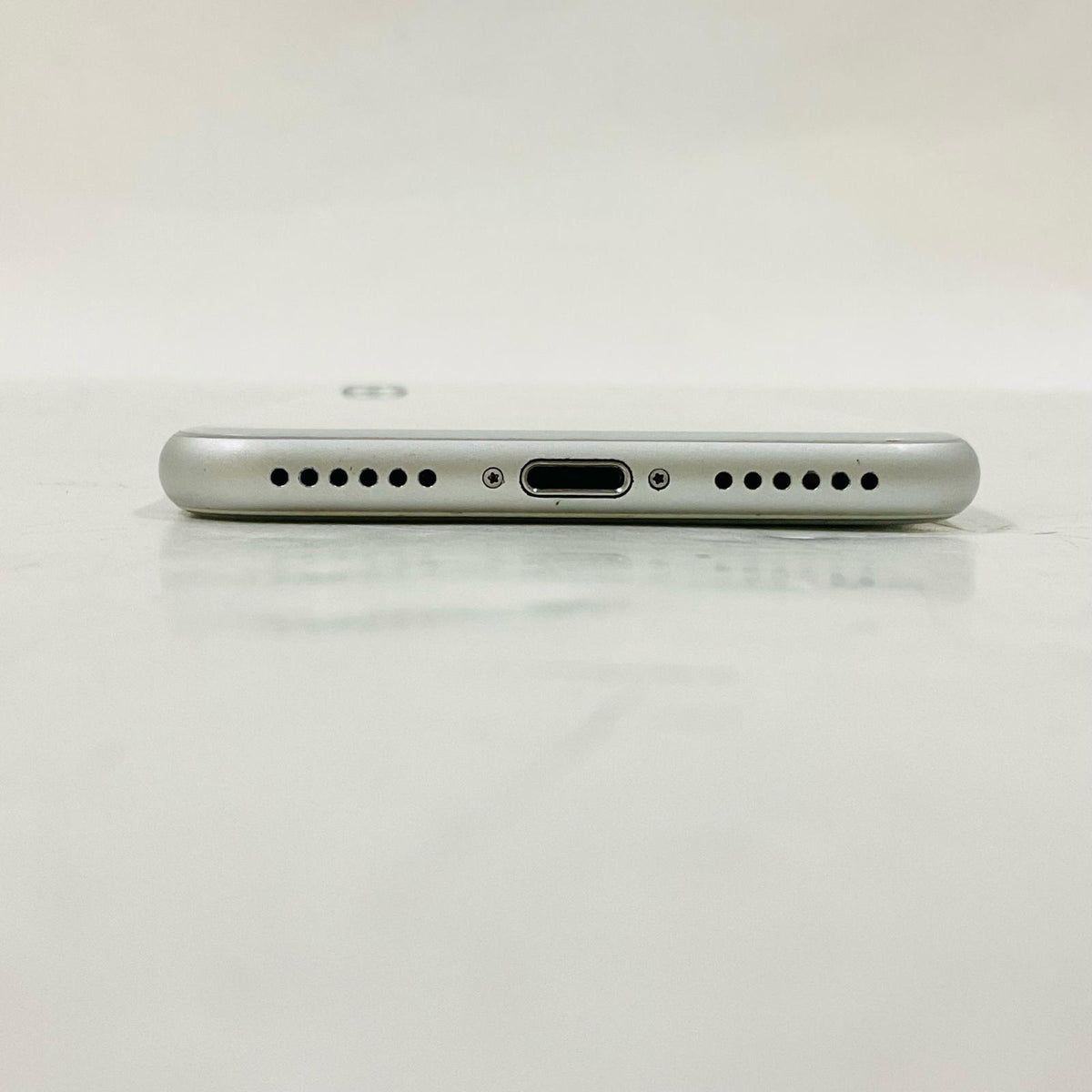 【全額返金保証】【最速発送】Apple iPhone iPhone 8 64GB シルバー au SIMフリー 白ロム 動作確認済 89%