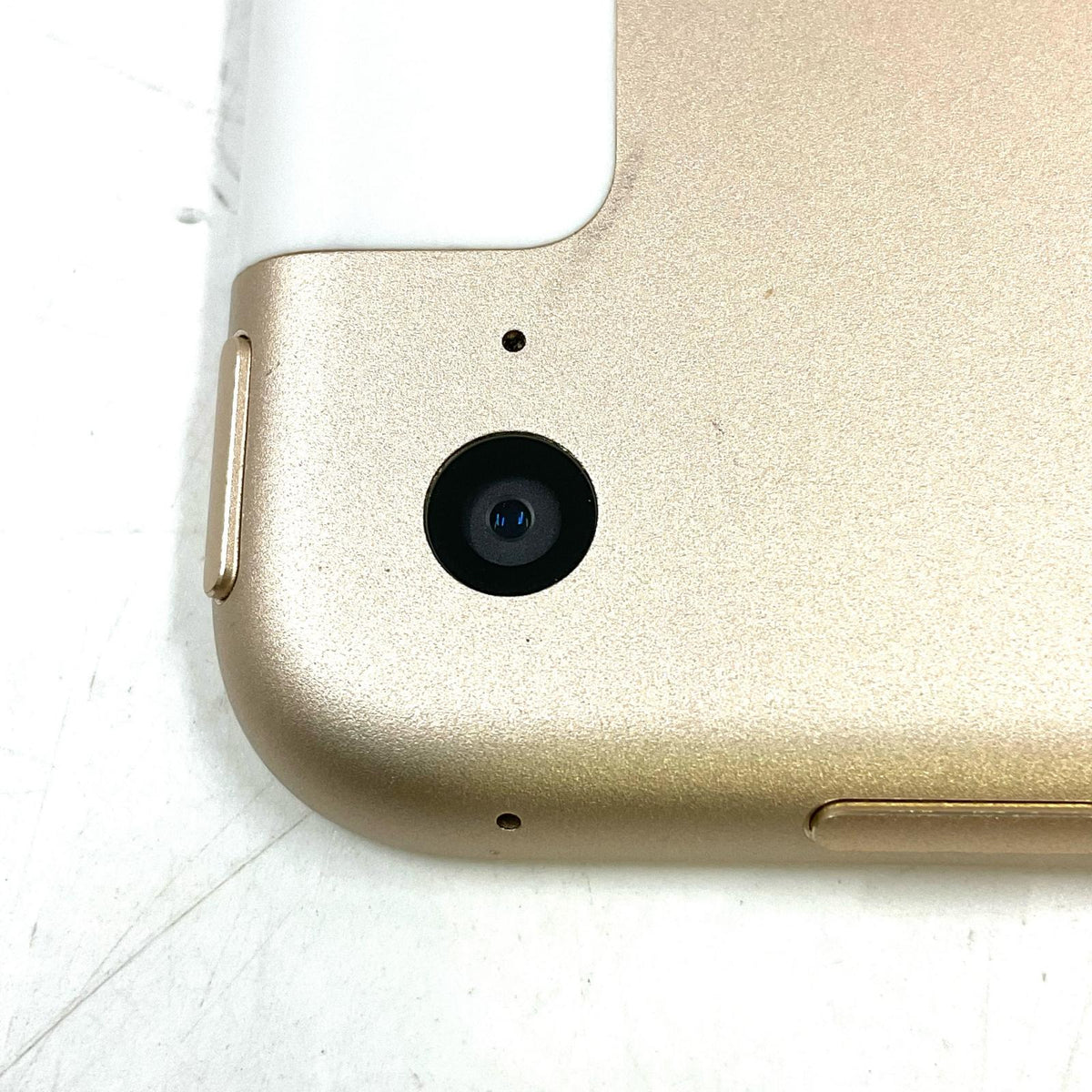 【全額返金保証】【最速発送】Apple iPad Air 9.7インチ 第2世代 32GB ゴールド WiFi+Cellular docomo 白ロム 動作確認済