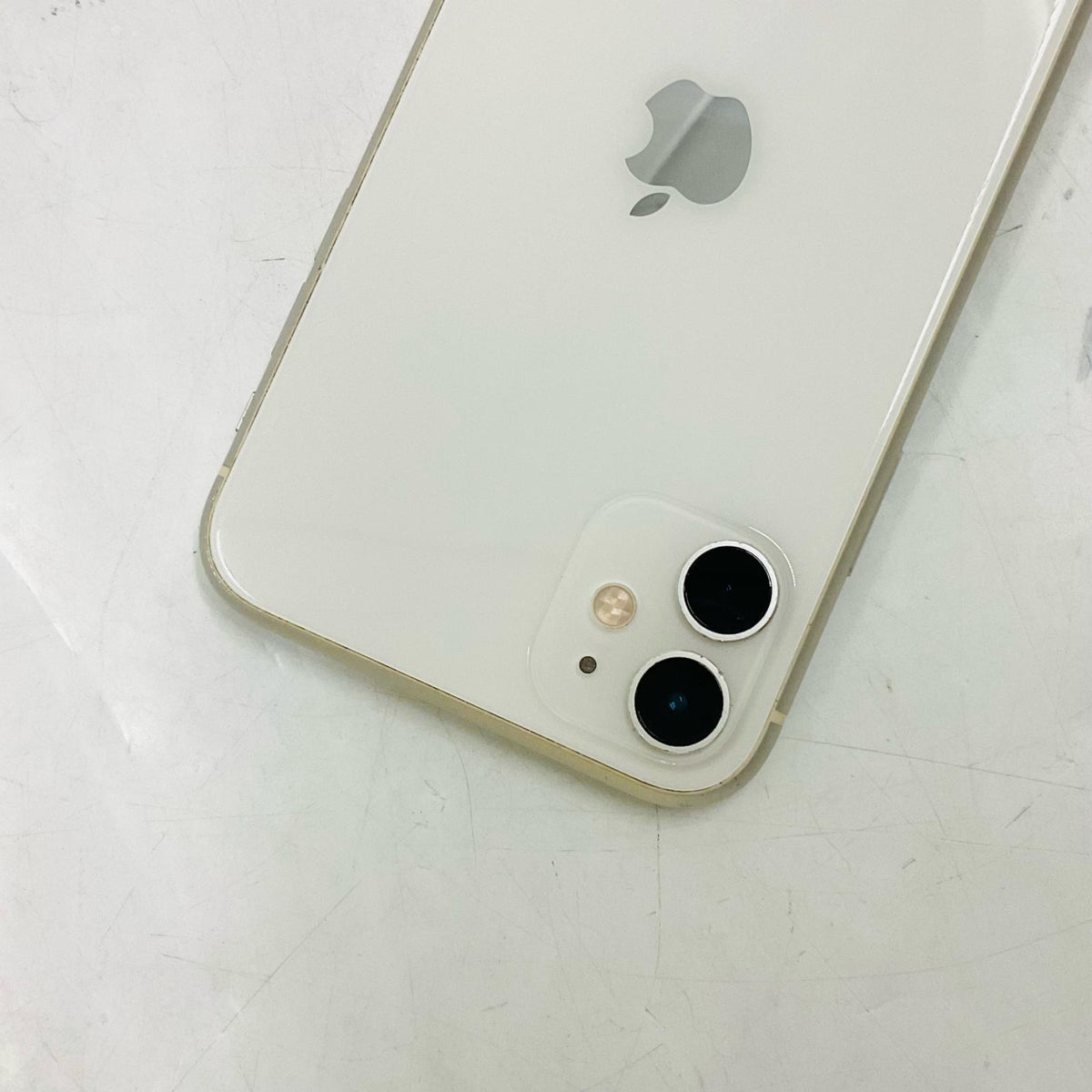 【最速発送】Apple iPhone iPhone 11 128GB ホワイト au 白ロム【難有】 96%