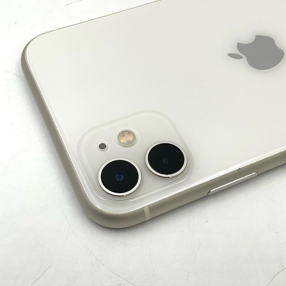 【全額返金保証】【最速発送】Apple iPhone iPhone 11 128GB ホワイト docomo 白ロム 美品 動作確認済 85%