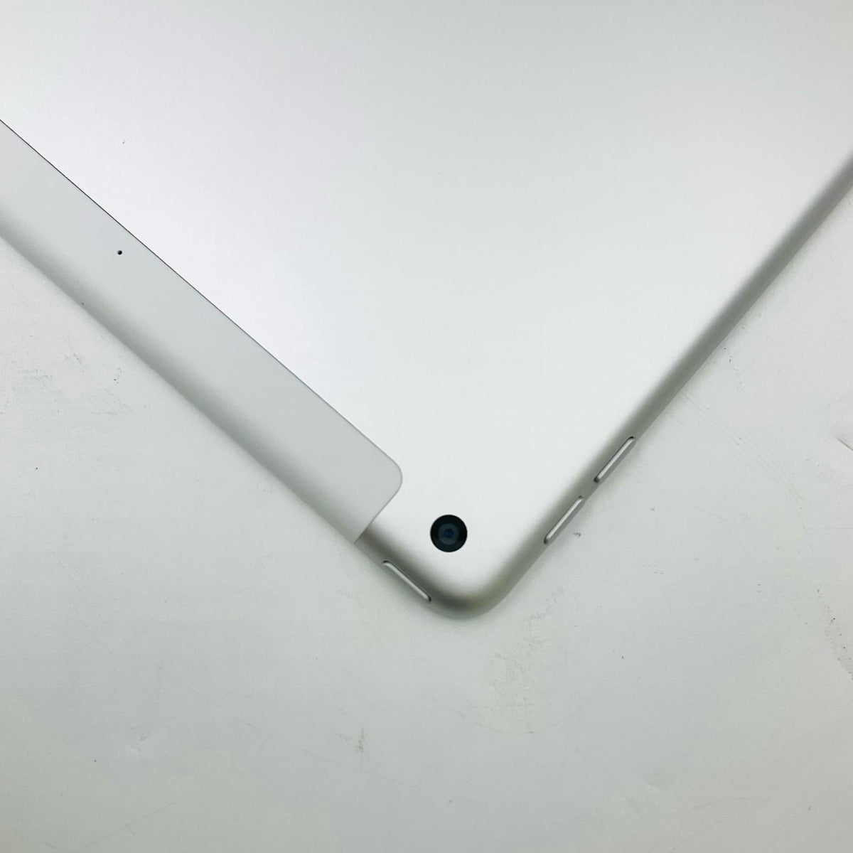 【全額返金保証】【最速発送】Apple iPad iPad 第7世代 32GB シルバー WiFi+Cellular docomo 白ロム 超美品 動作確認済