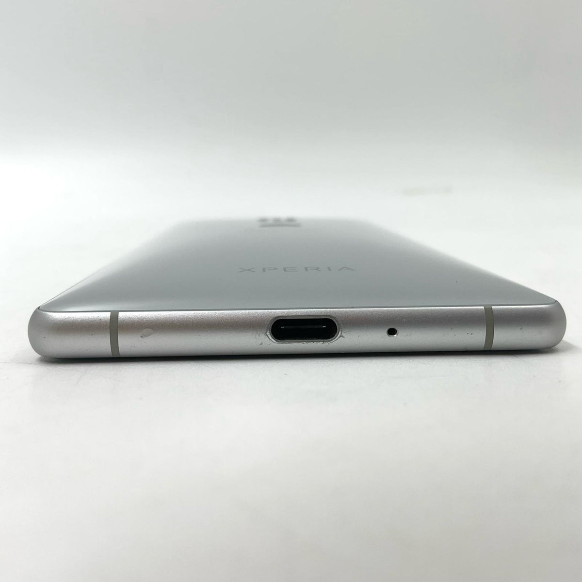【全額返金保証】【最速発送】Sony Xperia XZ2 64GB リキッドシルバー SO-03K 白ロム 動作確認済