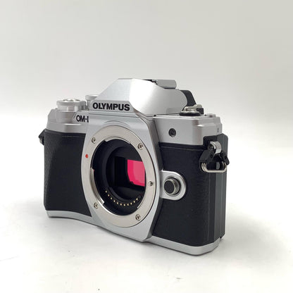【全額返金保証】【最速発送】OLYMPUS デジタル一眼 OM-D E-M10 Mark III ボディ [シルバー] 超美品 動作確認済