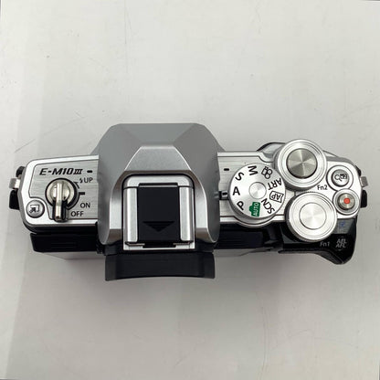 【全額返金保証】【最速発送】OLYMPUS デジタル一眼 OM-D E-M10 Mark III ボディ [シルバー] 超美品 動作確認済