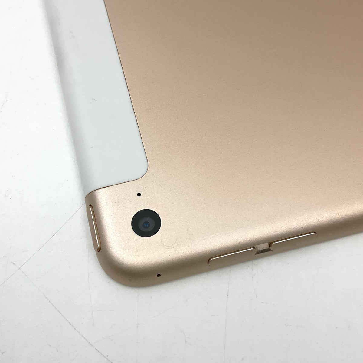 【全額返金保証】【最速発送】Apple iPad Air 9.7インチ 第2世代 16GB ゴールド WiFi+Cellular docomo 白ロム 美品 動作確認済
