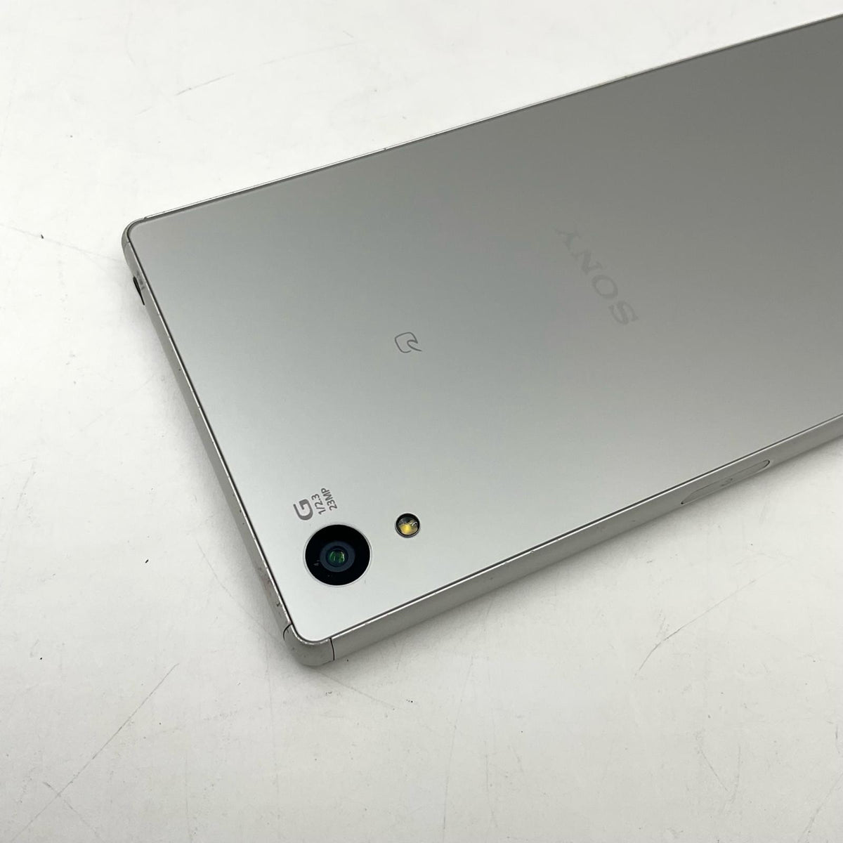 【全額返金保証】【最速発送】Sony Xperia Z5 32GB シルバー au SOV32 白ロム 動作確認済