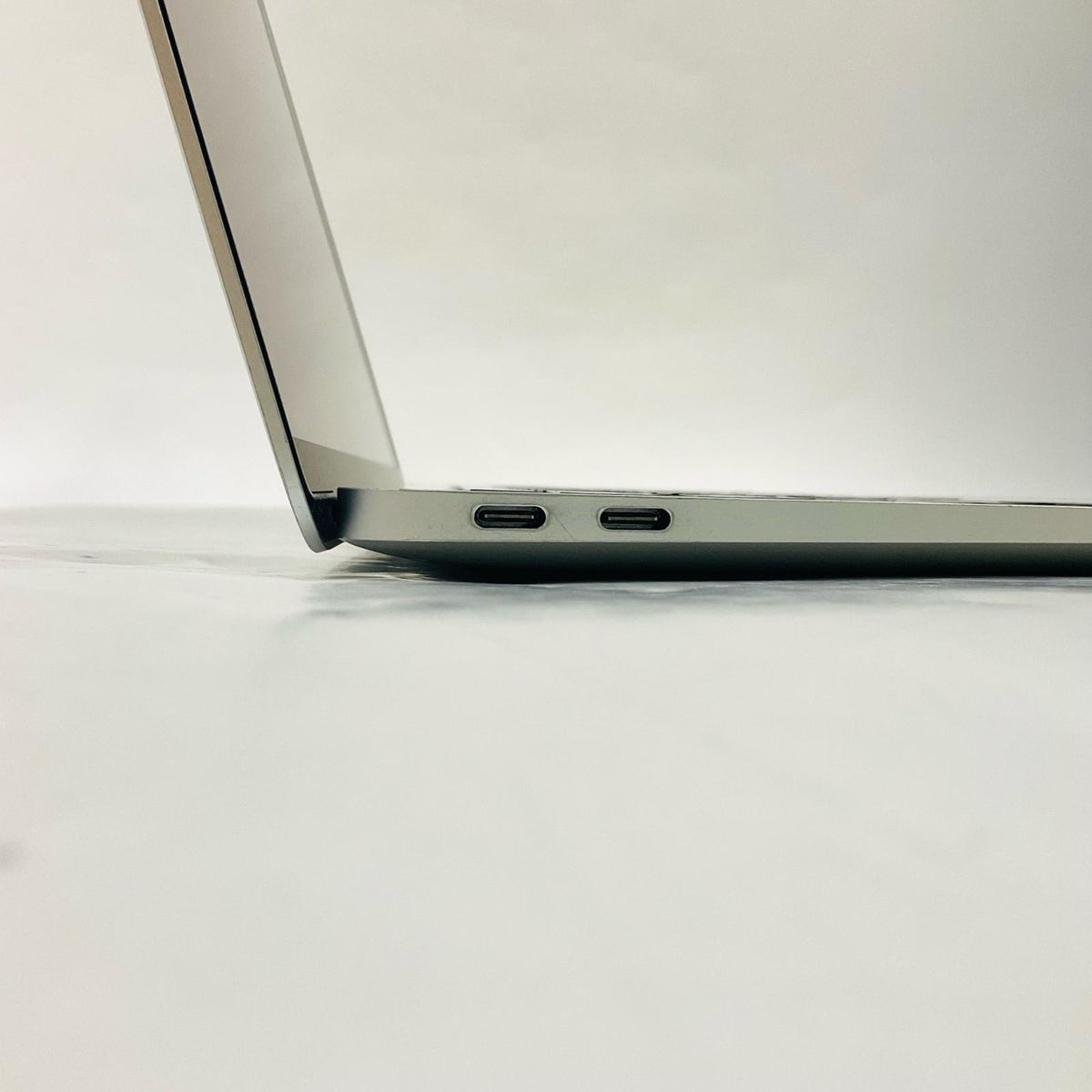 【全額返金保証】【最速発送】Apple MacBook Air 13インチ 2020 Apple M1 8GB SSD 256GB シルバー 80% 動作確認済