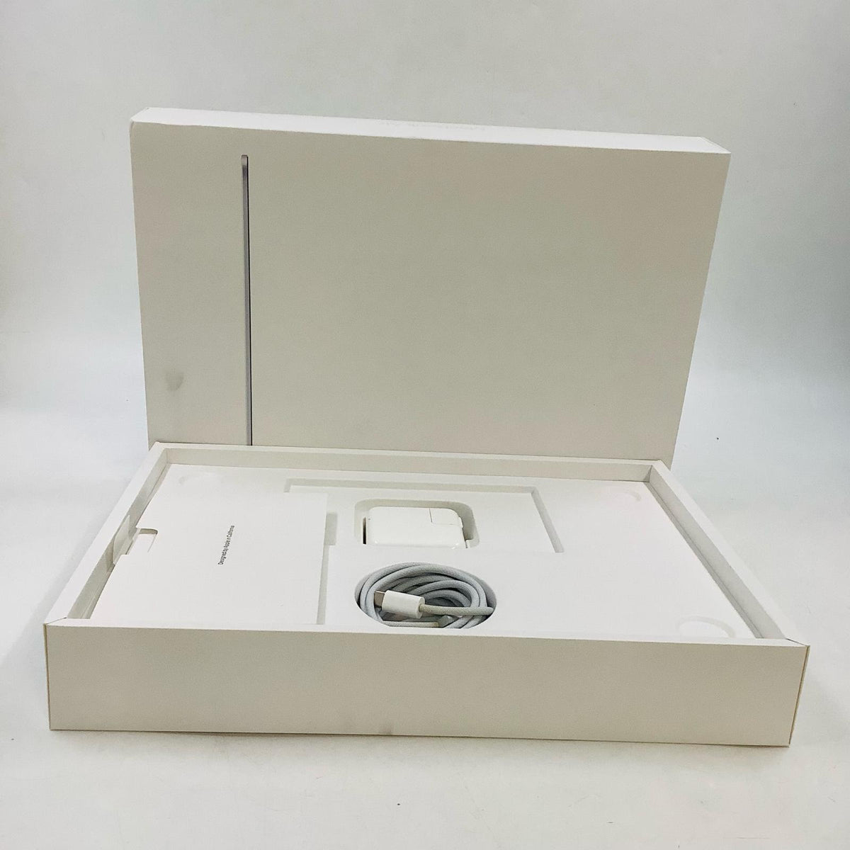 【全額返金保証】【最速発送】Apple MacBook Air 13.6インチ 2022 Apple M2 8GB SSD 256GB シルバー 80% 動作確認済