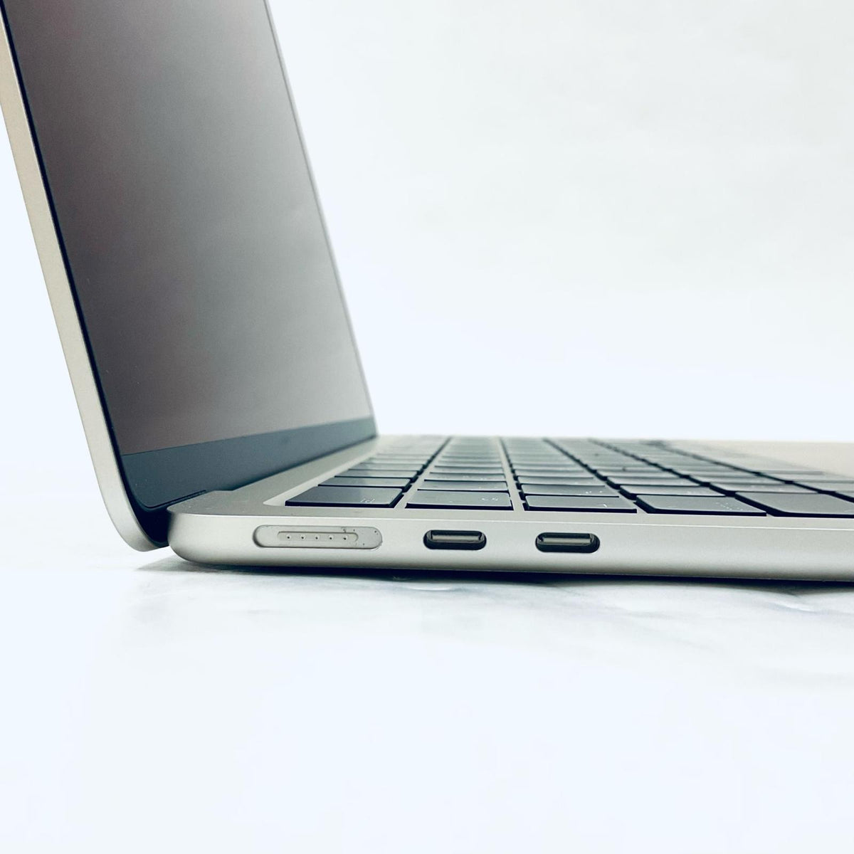 【全額返金保証】【最速発送】Apple MacBook Air 13.6インチ 2022 Apple M2 8GB SSD 512GB スターライト 98% 美品 動作確認済