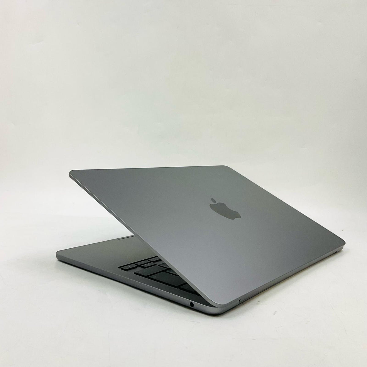 【全額返金保証】【最速発送】Apple MacBook Air 13インチ 2022 Apple M2 8GB SSD 512GB スペースグレイ 97% 美品 動作確認済