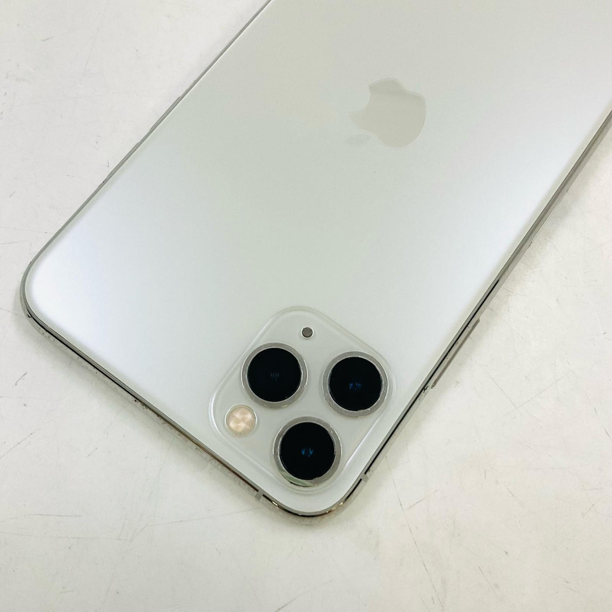 【全額返金保証】【最速発送】Apple iPhone iPhone 11 Pro Max 64GB シルバー au 白ロム 動作確認済 81%