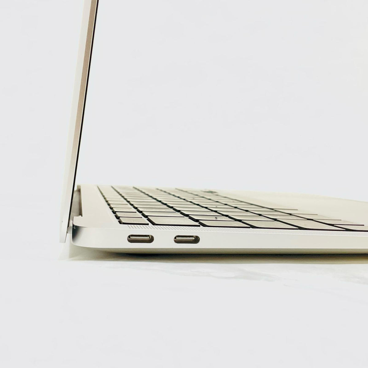 【全額返金保証】【最速発送】Apple MacBook Air 13インチ 2020 Apple M1 8GB SSD 256GB シルバー 86% 動作確認済