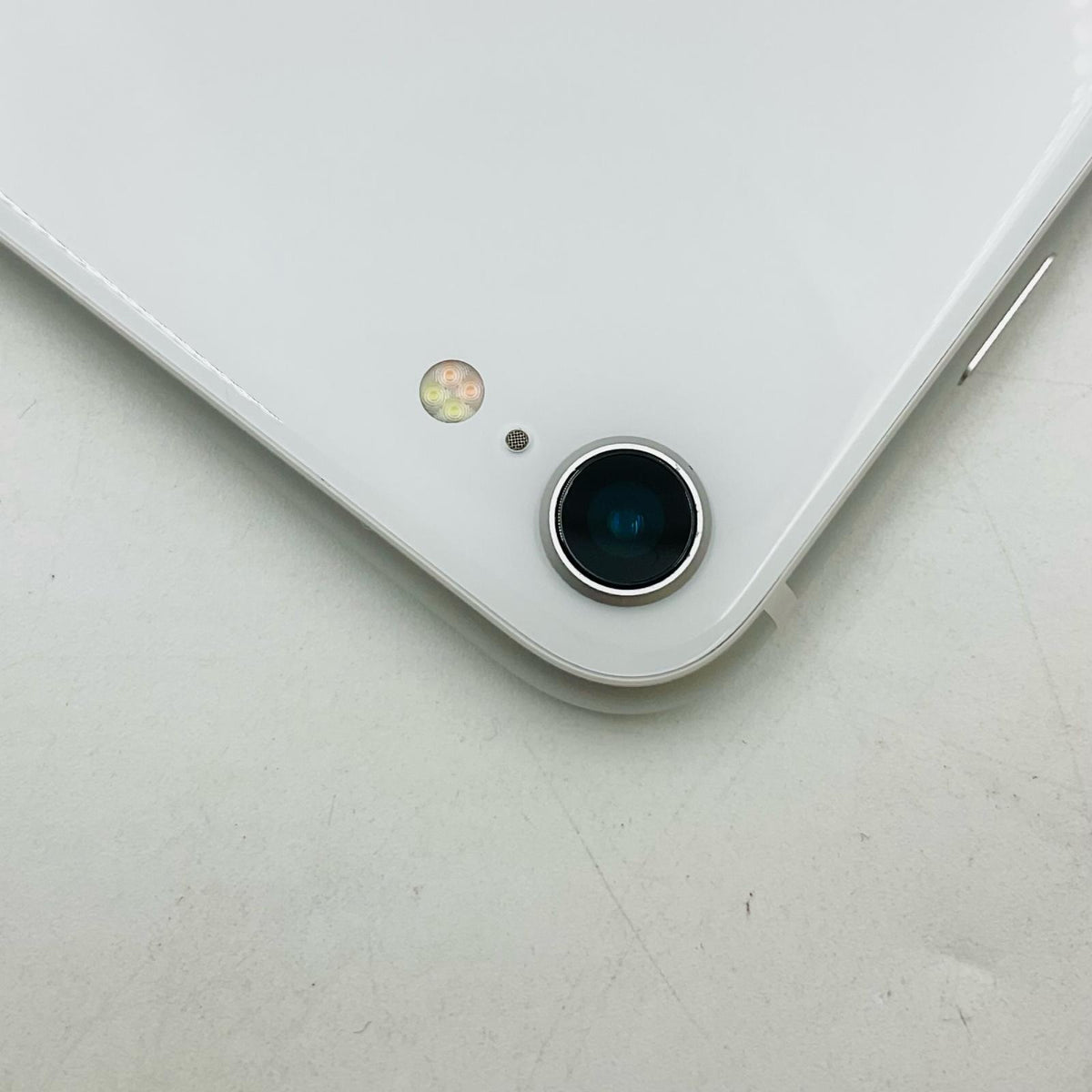 【全額返金保証】【最速発送】Apple iPhone iPhone SE (2nd generation) 64GB スターライト docomo SIMフリー 白ロム 動作確認済 81%