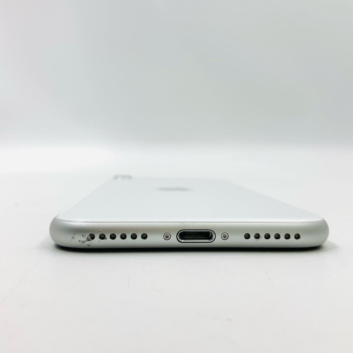 【全額返金保証】【最速発送】Apple iPhone iPhone SE (2nd generation) 64GB スターライト docomo SIMフリー 白ロム 動作確認済 81%