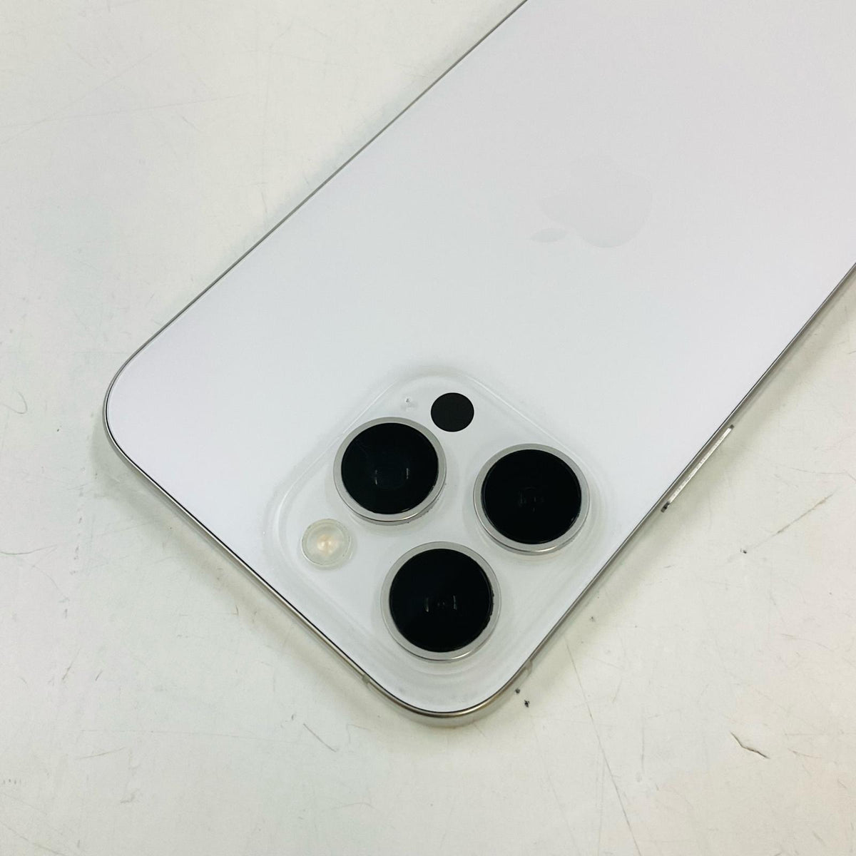 【全額返金保証】【最速発送】Apple iPhone iPhone 16 Pro Max 1TB ホワイトチタニウム au SIMフリー 白ロム 美品 動作確認済 91%
