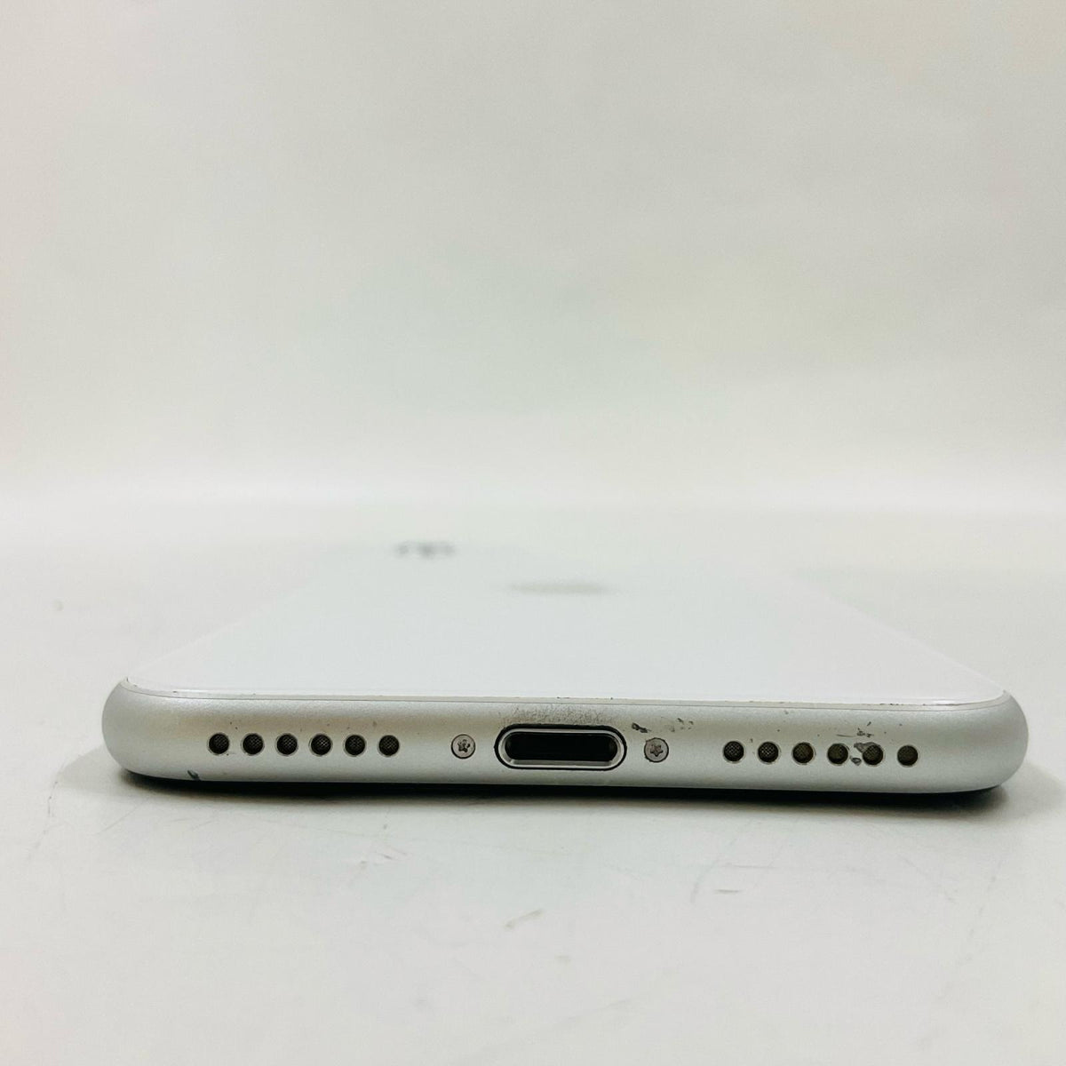 【全額返金保証】【最速発送】Apple iPhone iPhone SE (2nd generation) 64GB シルバー docomo SIMフリー 白ロム 動作確認済 76%
