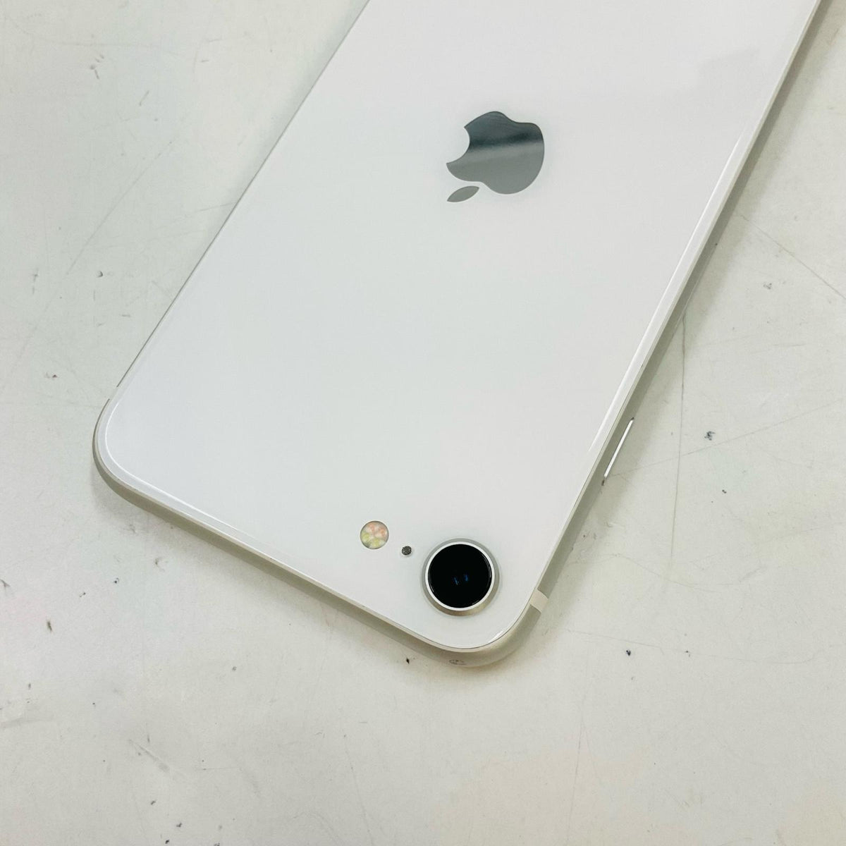 【全額返金保証】【最速発送】Apple iPhone iPhone SE (2nd generation) 64GB ホワイト au SIMフリー 白ロム 動作確認済 80%