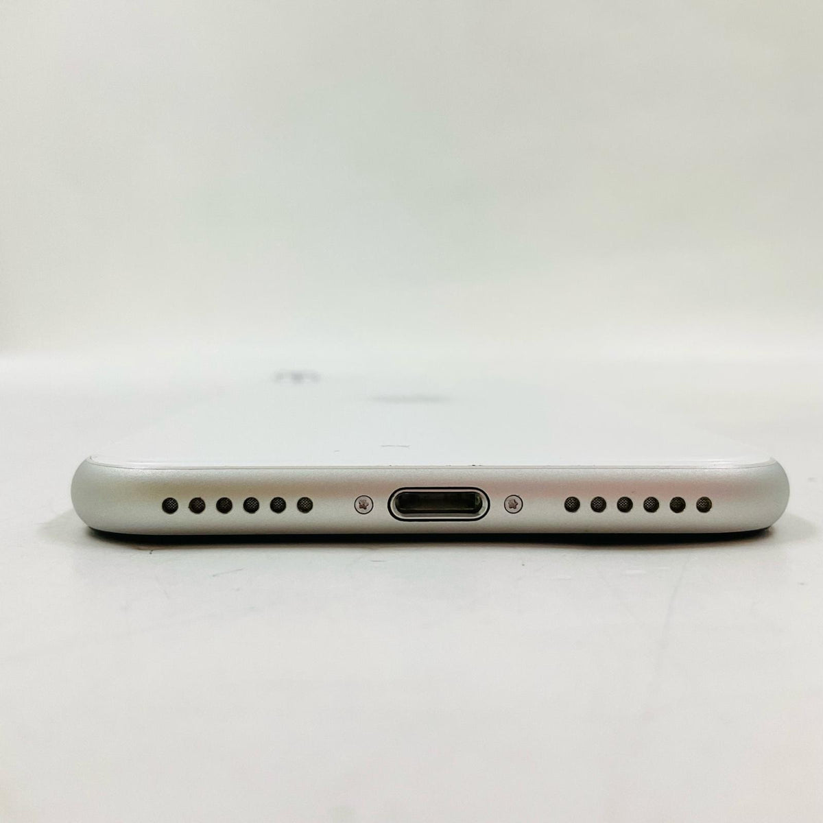 【全額返金保証】【最速発送】Apple iPhone iPhone SE (2nd generation) 64GB ホワイト au SIMフリー 白ロム 動作確認済 80%