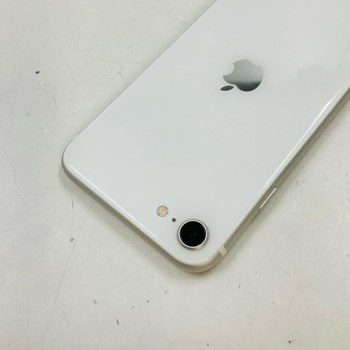 【全額返金保証】【最速発送】Apple iPhone iPhone SE (2nd generation) 64GB ホワイト docomo SIMフリー 白ロム 動作確認済 79%