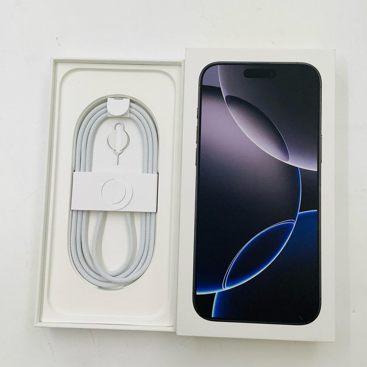 【全額返金保証】【最速発送】Apple iPhone iPhone 16 Pro Max 256GB ブラックチタニウム docomo SIMフリー 白ロム 動作確認済 87%